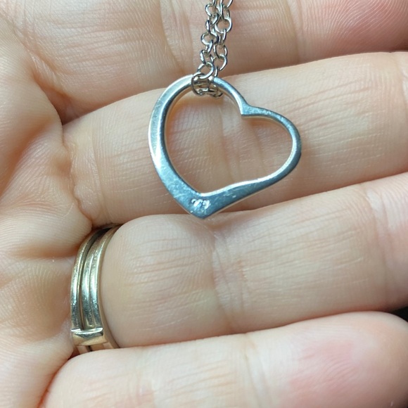 Elegant Sterling Silver Heart Pendant Necklace - Picture 4 of 6